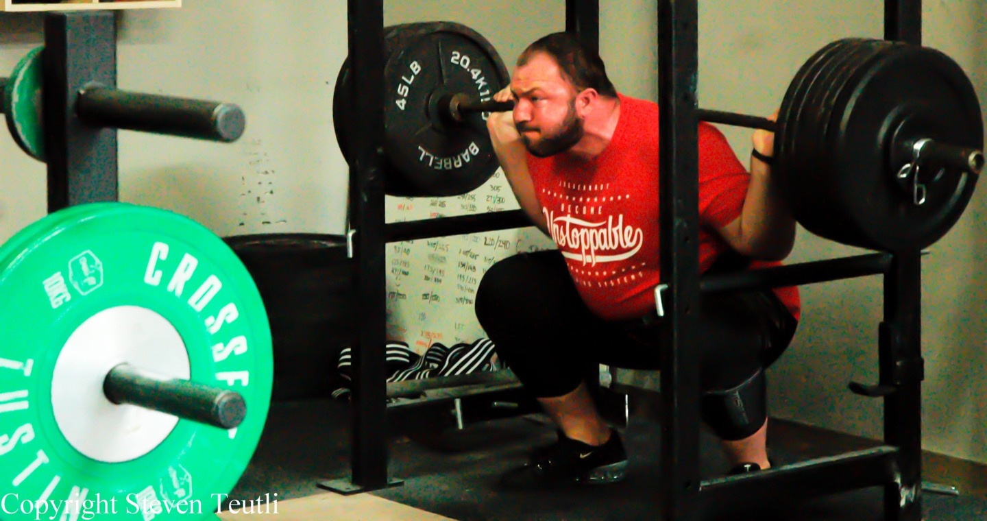 5 Tips For Building A Big Raw Squat - Juggernaut